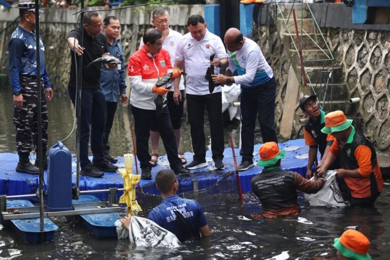 Turun ke Lapangan, Pramono Anung Pimpin Langsung Pembersihan Ikan Sapu-sapu di Kelapa Gading